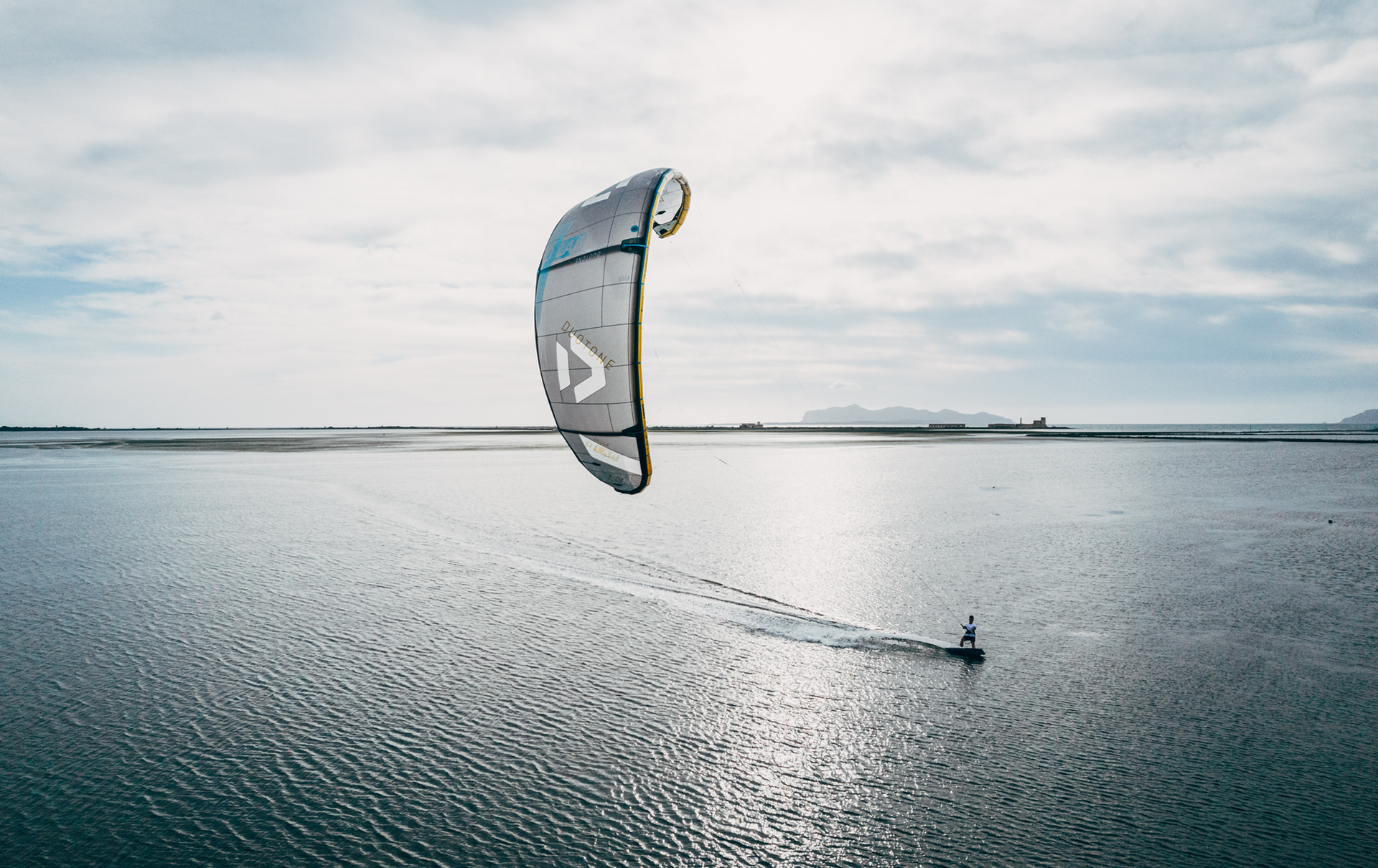 Load video: Manta5 Hydrofoil eBike